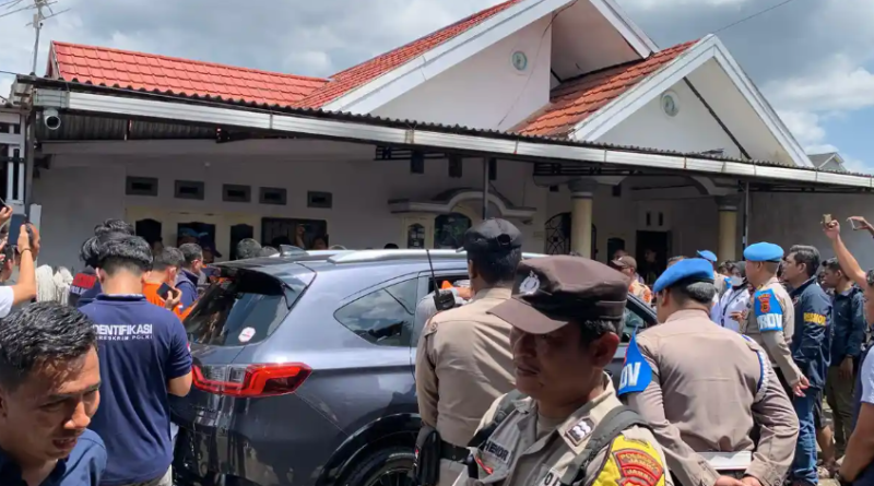 Warga ramai menonton empat tersangka kasus pemerkosaan perempuan 18 tahun menjalani 41 adegan dalam rekonstruksi kejadian yang digelar Penyidik Polda Jambi, Jumat (24/4/2026). 