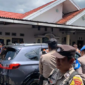 Warga ramai menonton empat tersangka kasus pemerkosaan perempuan 18 tahun menjalani 41 adegan dalam rekonstruksi kejadian yang digelar Penyidik Polda Jambi, Jumat (24/4/2026). 