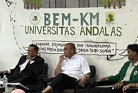 Wakil Ketua Komisi VI DPR dari Partai Gerindra Andre Rosiade di Universitas Andalas, Padang, Sumatera Barat.  Foto: Dok. kumparanzoom-in-white
Perbesar
Wakil Ketua Komisi VI DPR dari Partai Gerindra Andre Rosiade di Universitas Andalas, Padang, Sumatera Barat.  Foto: Dok. kumparan