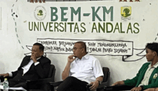 Wakil Ketua Komisi VI DPR dari Partai Gerindra Andre Rosiade di Universitas Andalas, Padang, Sumatera Barat. Foto: Dok. kumparanzoom-in-white
Perbesar
Wakil Ketua Komisi VI DPR dari Partai Gerindra Andre Rosiade di Universitas Andalas, Padang, Sumatera Barat. Foto: Dok. kumparan