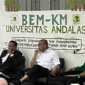 Wakil Ketua Komisi VI DPR dari Partai Gerindra Andre Rosiade di Universitas Andalas, Padang, Sumatera Barat.  Foto: Dok. kumparanzoom-in-white
Perbesar
Wakil Ketua Komisi VI DPR dari Partai Gerindra Andre Rosiade di Universitas Andalas, Padang, Sumatera Barat.  Foto: Dok. kumparan