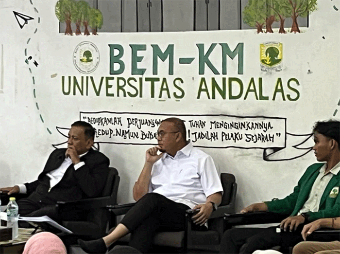 Wakil Ketua Komisi VI DPR dari Partai Gerindra Andre Rosiade di Universitas Andalas, Padang, Sumatera Barat.  Foto: Dok. kumparanzoom-in-white
Perbesar
Wakil Ketua Komisi VI DPR dari Partai Gerindra Andre Rosiade di Universitas Andalas, Padang, Sumatera Barat.  Foto: Dok. kumparan
