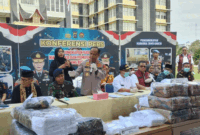 Kapolda Sumbar saat menggelar jumpa pers pengungkapan kasus narkoba di Padang, Rabu (8/4). ANTARA/FathulAbdi