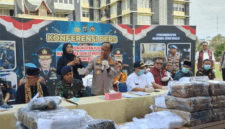 Kapolda Sumbar saat menggelar jumpa pers pengungkapan kasus narkoba di Padang, Rabu (8/4). ANTARA/FathulAbdi