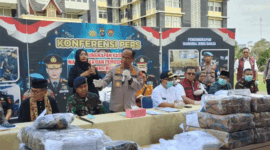 Kapolda Sumbar saat menggelar jumpa pers pengungkapan kasus narkoba di Padang, Rabu (8/4). ANTARA/FathulAbdi