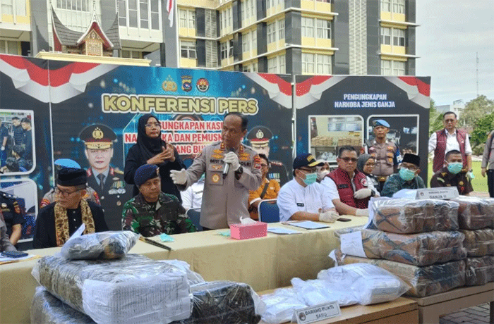 Kapolda Sumbar saat menggelar jumpa pers pengungkapan kasus narkoba di Padang, Rabu (8/4). ANTARA/FathulAbdi