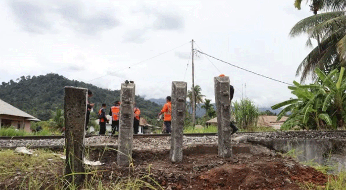 PT Kereta Api Indonesia (Persero) Divisi Regional II Sumatera Barat kembali melakukan penutupan perlintasan sebidang liar. (ANTARA/HO-KAI Sumbar)