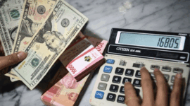 Petugas menunjukkan pecahan mata uang dolar Amerika Serikat dan mata uang Rupiah di Kantor Cabang BNI Pasar Baru, Jakarta, Selasa (10/3/2026). ANTARA FOTO/Muhammad Adimaja/rwa. (ANTARA FOTO/MUHAMMAD ADIMAJA)