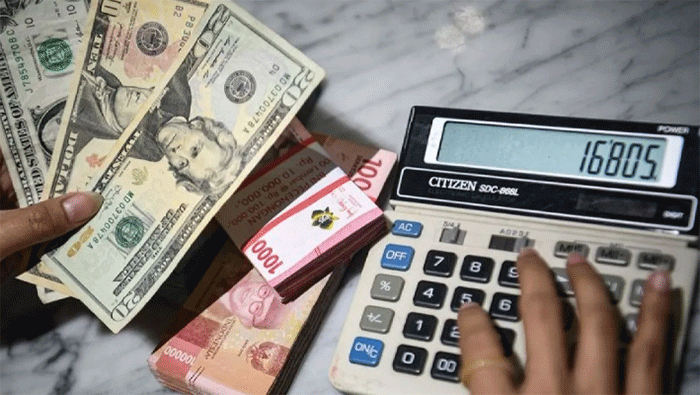 Petugas menunjukkan pecahan mata uang dolar Amerika Serikat dan mata uang Rupiah di Kantor Cabang BNI Pasar Baru, Jakarta, Selasa (10/3/2026). ANTARA FOTO/Muhammad Adimaja/rwa. (ANTARA FOTO/MUHAMMAD ADIMAJA)