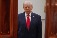 Presiden AS Donald Trump menyampaikan pidato yang disiarkan televisi terkait konflik Timur Tengah dari Cross Hall, White House (1/4/2026). Foto: Alex Brandon / POOL / AFP