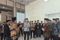 Ketua Komisi VIII DPR RI Marwan Dasopang (tengah) bersama anggota dan pegawai Kementerian Haji dan Umrah Provinsi Jambi saat meninjau kesiapan pemberangkatan jamaah calon haji di Jambi, Kamis (9/4/2026). ANTARA/Agus Suprayitno