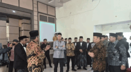 Ketua Komisi VIII DPR RI Marwan Dasopang (tengah) bersama anggota dan pegawai Kementerian Haji dan Umrah Provinsi Jambi saat meninjau kesiapan pemberangkatan jamaah calon haji di Jambi, Kamis (9/4/2026). ANTARA/Agus Suprayitno