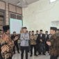 Ketua Komisi VIII DPR RI Marwan Dasopang (tengah) bersama anggota dan pegawai Kementerian Haji dan Umrah Provinsi Jambi saat meninjau kesiapan pemberangkatan jamaah calon haji di Jambi, Kamis (9/4/2026). ANTARA/Agus Suprayitno