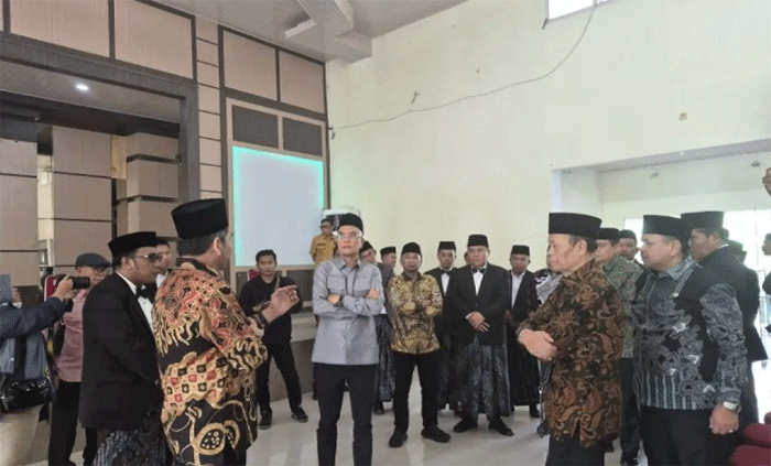 Ketua Komisi VIII DPR RI Marwan Dasopang (tengah) bersama anggota dan pegawai Kementerian Haji dan Umrah Provinsi Jambi saat meninjau kesiapan pemberangkatan jamaah calon haji di Jambi, Kamis (9/4/2026). ANTARA/Agus Suprayitno