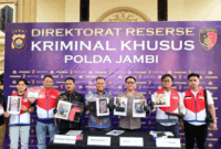 Dirkrimsus Polda Jambi Kombes Pol Taufik Nurmandia mengekspos kasus pelangsiran BBM jenis solar subsidi, di jambi, Jumat (10/4/2026). ANTARA/Nanang Mairiadi