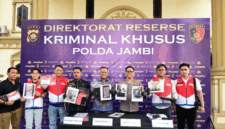 Dirkrimsus Polda Jambi Kombes Pol Taufik Nurmandia mengekspos kasus pelangsiran BBM jenis solar subsidi, di jambi, Jumat (10/4/2026). ANTARA/Nanang Mairiadi