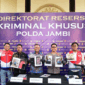 Dirkrimsus Polda Jambi Kombes Pol Taufik Nurmandia mengekspos kasus pelangsiran BBM jenis solar subsidi, di jambi, Jumat (10/4/2026). ANTARA/Nanang Mairiadi