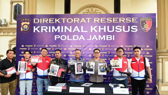 Dirkrimsus Polda Jambi Kombes Pol Taufik Nurmandia mengekspos kasus pelangsiran BBM jenis solar subsidi, di jambi, Jumat (10/4/2026). ANTARA/Nanang Mairiadi