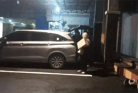 OTT KPK - Komisi Pemberantasan Korupsi (KPK) tidak hanya mengamankan belasan orang dalam Operasi Tangkap Tangan (OTT) di Kabupaten Tulungagung, Jawa Timur, pada Jumat (10/4/2026) malam. Tim penindakan lembaga antirasuah juga turut menyita sejumlah barang bukti berupa uang tunai ratusan juta rupiah. Foto salah satu mobil personel Komisi Pemberantasan Korupsi (KPK) tiba di Markas Polres Tulungagung membawa pejabat dan dokumen, Jumat (10/4/2026). 