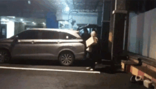 OTT KPK - Komisi Pemberantasan Korupsi (KPK) tidak hanya mengamankan belasan orang dalam Operasi Tangkap Tangan (OTT) di Kabupaten Tulungagung, Jawa Timur, pada Jumat (10/4/2026) malam. Tim penindakan lembaga antirasuah juga turut menyita sejumlah barang bukti berupa uang tunai ratusan juta rupiah. Foto salah satu mobil personel Komisi Pemberantasan Korupsi (KPK) tiba di Markas Polres Tulungagung membawa pejabat dan dokumen, Jumat (10/4/2026). 