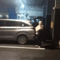 OTT KPK - Komisi Pemberantasan Korupsi (KPK) tidak hanya mengamankan belasan orang dalam Operasi Tangkap Tangan (OTT) di Kabupaten Tulungagung, Jawa Timur, pada Jumat (10/4/2026) malam. Tim penindakan lembaga antirasuah juga turut menyita sejumlah barang bukti berupa uang tunai ratusan juta rupiah. Foto salah satu mobil personel Komisi Pemberantasan Korupsi (KPK) tiba di Markas Polres Tulungagung membawa pejabat dan dokumen, Jumat (10/4/2026). 