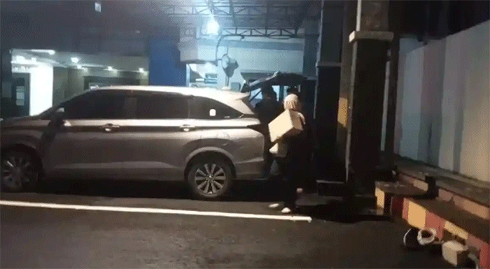 OTT KPK - Komisi Pemberantasan Korupsi (KPK) tidak hanya mengamankan belasan orang dalam Operasi Tangkap Tangan (OTT) di Kabupaten Tulungagung, Jawa Timur, pada Jumat (10/4/2026) malam. Tim penindakan lembaga antirasuah juga turut menyita sejumlah barang bukti berupa uang tunai ratusan juta rupiah. Foto salah satu mobil personel Komisi Pemberantasan Korupsi (KPK) tiba di Markas Polres Tulungagung membawa pejabat dan dokumen, Jumat (10/4/2026). 