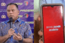 Kolase foto Diireskrimum Polda Jambi dan tampilan layanan bank jambi. Dirreskrimsus Polda Jambi, Kombes Pol Taufik Nurmandia mengatakan polisi masih menyelidiki kasus peretasan Bank Jambi dengan memeriksa puluhan saksi sambil menunggu hasil audit forensik. Tampilan mobile banking Bank Jambi yang belum bisa dibuka pascaperetasan pada akhir Februari 2026 lalu.  