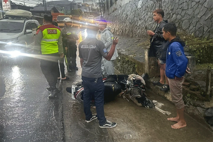 Momen usai pasutri pemotor hilang usai terseret luapan air drainase di Jalan Raya Puncak, Cipanas, Cianjur, Minggu (29/3/2026). Foto: Dok. Istimewa