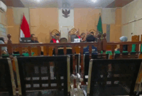 Vonis Angga Saputra dan Gilang Eko Prayogi, terdakwa kasus narkotika 12 kilogram dipenuhi isak tangis keluarga pada Selasa (14/4/2026). Majelis Hakim menjatuhkan vonis 19 tahun penjara untuk terdakwa Angga Saputra dan 17 tahun penjara untuk Gilang Eko Prayogi. 