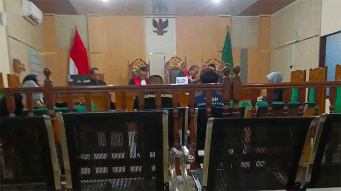 Vonis Angga Saputra dan Gilang Eko Prayogi, terdakwa kasus narkotika 12 kilogram dipenuhi isak tangis keluarga pada Selasa (14/4/2026). Majelis Hakim menjatuhkan vonis 19 tahun penjara untuk terdakwa Angga Saputra dan 17 tahun penjara untuk Gilang Eko Prayogi. 