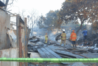Sejumlah petugas pemadam kebakaran Kota Bekasi melakukan pendinginan sisa kebakaran Stasiun Pengisian Bulk Elpiji (SPBE) Cimuning di Mustikajaya, Bekasi, Jawa Barat, Kamis (2/4/2026). Foto: Paramayuda/ANTARA FOTO
