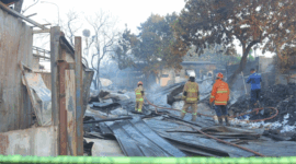 Sejumlah petugas pemadam kebakaran Kota Bekasi melakukan pendinginan sisa kebakaran Stasiun Pengisian Bulk Elpiji (SPBE) Cimuning di Mustikajaya, Bekasi, Jawa Barat, Kamis (2/4/2026). Foto: Paramayuda/ANTARA FOTO