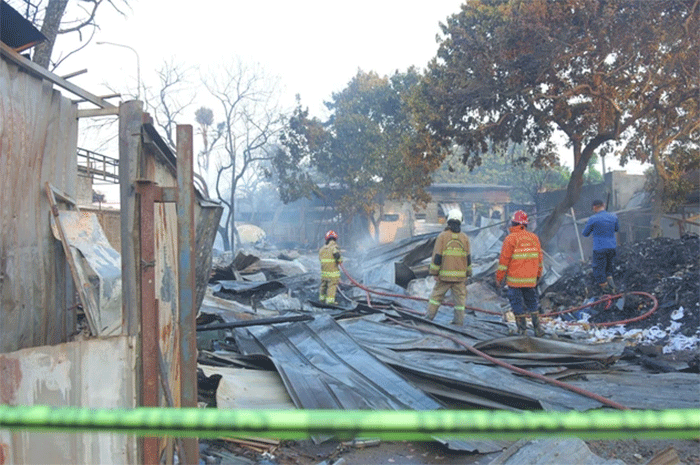 Sejumlah petugas pemadam kebakaran Kota Bekasi melakukan pendinginan sisa kebakaran Stasiun Pengisian Bulk Elpiji (SPBE) Cimuning di Mustikajaya, Bekasi, Jawa Barat, Kamis (2/4/2026). Foto: Paramayuda/ANTARA FOTO
