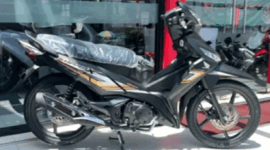Honda Supra X 125 2026 hadir dengan fitur charger HP dan rem cakram ganda. /