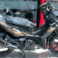 Honda Supra X 125 2026 hadir dengan fitur charger HP dan rem cakram ganda. /
