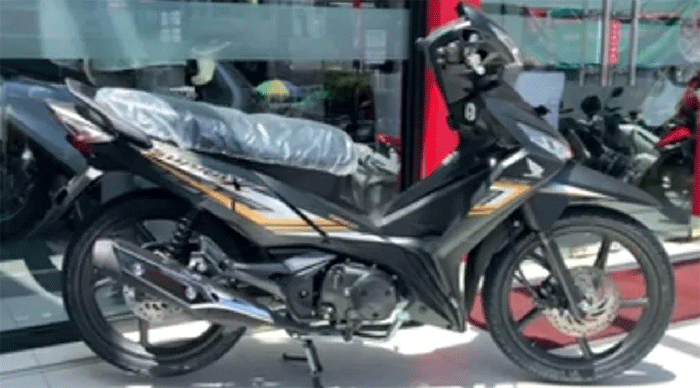 Honda Supra X 125 2026 hadir dengan fitur charger HP dan rem cakram ganda. /