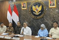 Menteri Koordinator Bidang Pangan sekaligus Ketua Satgas Pembentukan Kopdes Merah Putih Zulkifli Hasan (tengah) menyampaikan keterangan dalam jumpa pers di Jakarta, Rabu (15/4/2026). (ANTARA/Shofi Ayudiana)