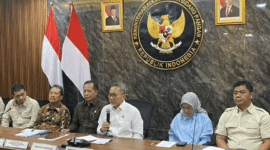 Menteri Koordinator Bidang Pangan sekaligus Ketua Satgas Pembentukan Kopdes Merah Putih Zulkifli Hasan (tengah) menyampaikan keterangan dalam jumpa pers di Jakarta, Rabu (15/4/2026). (ANTARA/Shofi Ayudiana)
