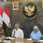 Menteri Koordinator Bidang Pangan sekaligus Ketua Satgas Pembentukan Kopdes Merah Putih Zulkifli Hasan (tengah) menyampaikan keterangan dalam jumpa pers di Jakarta, Rabu (15/4/2026). (ANTARA/Shofi Ayudiana)