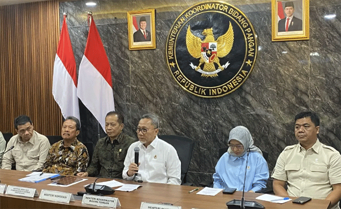 Menteri Koordinator Bidang Pangan sekaligus Ketua Satgas Pembentukan Kopdes Merah Putih Zulkifli Hasan (tengah) menyampaikan keterangan dalam jumpa pers di Jakarta, Rabu (15/4/2026). (ANTARA/Shofi Ayudiana)