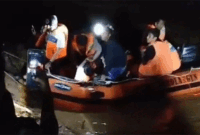 Tragedi perahu ketek yang mengangkut tujuh penumpang dilaporkan terbalik dan hanyut saat melintasi aliran sungai di Kecamatan Limun, Kabupaten Sarolangun, pada Sabtu (18/4/2026) sore.