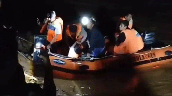 Tragedi perahu ketek yang mengangkut tujuh penumpang dilaporkan terbalik dan hanyut saat melintasi aliran sungai di Kecamatan Limun, Kabupaten Sarolangun, pada Sabtu (18/4/2026) sore.