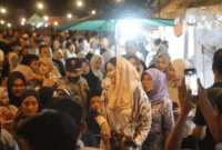 Bupati Annisa Suci Ramadhani (depan), Wakil Bupati Leli Arni (dua dari depan) saat menyapa warga pada malam Bazar UMKM, di Halaman Kantor Bupati Dharmasraya, Sabtu (18/4) malam. ANTARA/Diskominfo Dharmasraya 