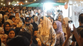 Bupati Annisa Suci Ramadhani (depan), Wakil Bupati Leli Arni (dua dari depan) saat menyapa warga pada malam Bazar UMKM, di Halaman Kantor Bupati Dharmasraya, Sabtu (18/4) malam. ANTARA/Diskominfo Dharmasraya 