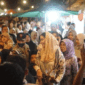 Bupati Annisa Suci Ramadhani (depan), Wakil Bupati Leli Arni (dua dari depan) saat menyapa warga pada malam Bazar UMKM, di Halaman Kantor Bupati Dharmasraya, Sabtu (18/4) malam. ANTARA/Diskominfo Dharmasraya 