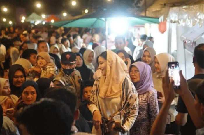 Bupati Annisa Suci Ramadhani (depan), Wakil Bupati Leli Arni (dua dari depan) saat menyapa warga pada malam Bazar UMKM, di Halaman Kantor Bupati Dharmasraya, Sabtu (18/4) malam. ANTARA/Diskominfo Dharmasraya 
