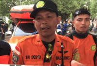 Danru SAR Kelas A Padang, Tri Desyu saat memimpin pencarian dua bocah yang dilaporkan tenggelam di perairan Pantai Ujung Karang, belakang Kampus Bung Hatta, Kecamatan Padang Utara, Kota Padang, Sabtu (18/4/2026). Proses pencarian korban dihentikan saat malam hari sesuai SOP. 