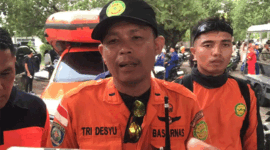 Danru SAR Kelas A Padang, Tri Desyu saat memimpin pencarian dua bocah yang dilaporkan tenggelam di perairan Pantai Ujung Karang, belakang Kampus Bung Hatta, Kecamatan Padang Utara, Kota Padang, Sabtu (18/4/2026). Proses pencarian korban dihentikan saat malam hari sesuai SOP. 