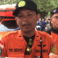 Danru SAR Kelas A Padang, Tri Desyu saat memimpin pencarian dua bocah yang dilaporkan tenggelam di perairan Pantai Ujung Karang, belakang Kampus Bung Hatta, Kecamatan Padang Utara, Kota Padang, Sabtu (18/4/2026). Proses pencarian korban dihentikan saat malam hari sesuai SOP. 