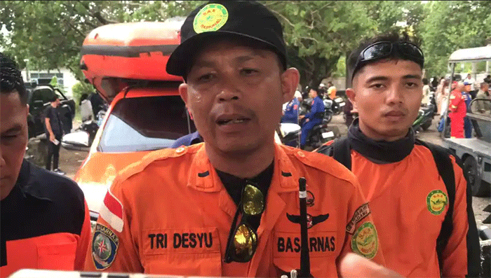 Danru SAR Kelas A Padang, Tri Desyu saat memimpin pencarian dua bocah yang dilaporkan tenggelam di perairan Pantai Ujung Karang, belakang Kampus Bung Hatta, Kecamatan Padang Utara, Kota Padang, Sabtu (18/4/2026). Proses pencarian korban dihentikan saat malam hari sesuai SOP. 